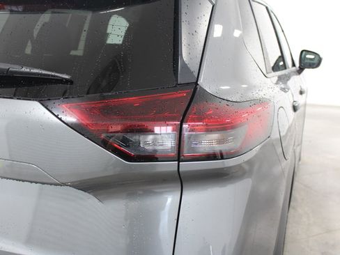 Used 2023 Nissan Rogue S image 12