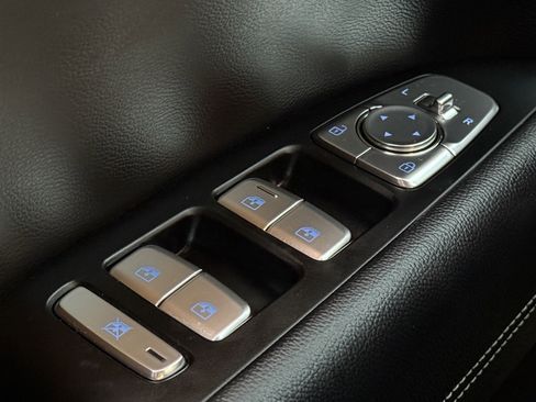 Used 2025 Genesis G70 2.5T image 31