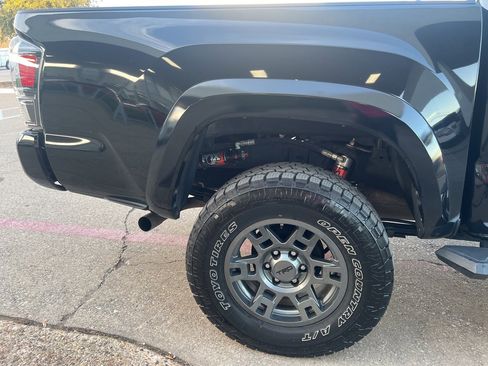 Used 2020 Toyota Tacoma Limited image 24