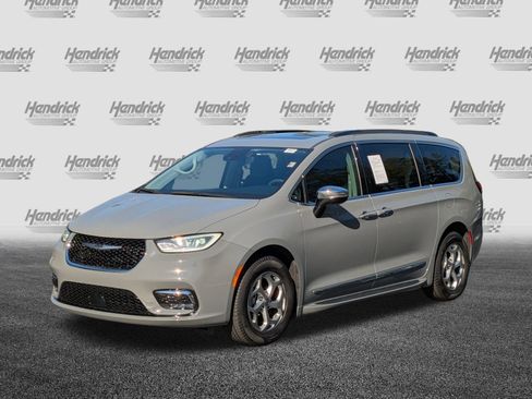 Used 2023 Chrysler Pacifica Limited image 5