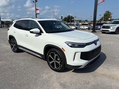 New 2025 Volkswagen Tiguan SE image 8