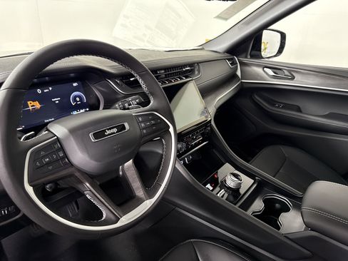 New 2025 Jeep Grand Cherokee Limited w/ Luxury Tech Group II image 24