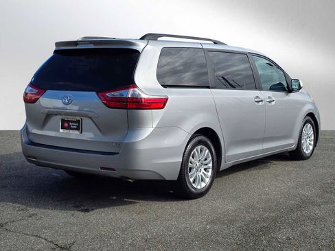 Used 2017 Toyota Sienna XLE image 7