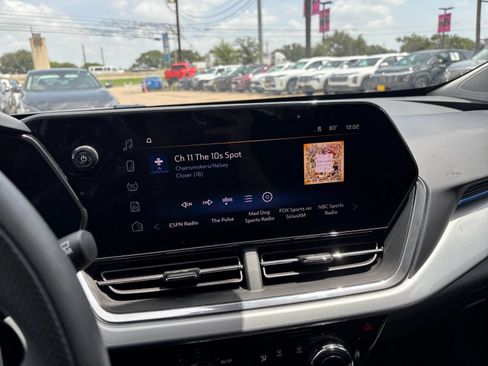 Used 2025 Chevrolet Trax LT FWD image 20