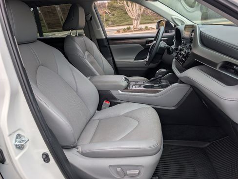 Used 2021 Toyota Highlander Limited FWD image 9