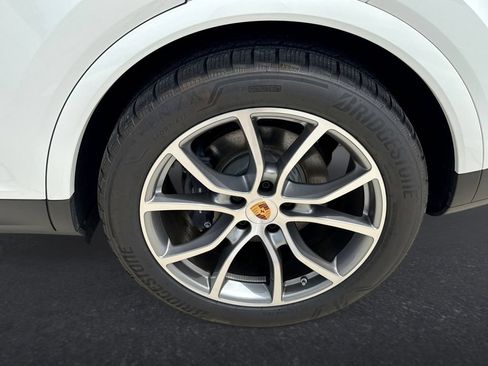 Used 2025 Porsche Cayenne AWD/4WD image 31