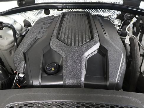 Used 2023 Porsche Macan AWD/4WD image 19