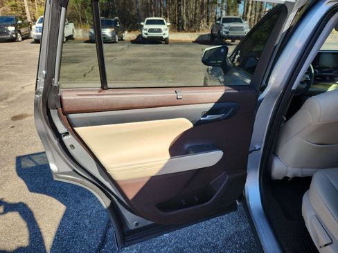 Used 2021 Toyota Highlander XLE image 20