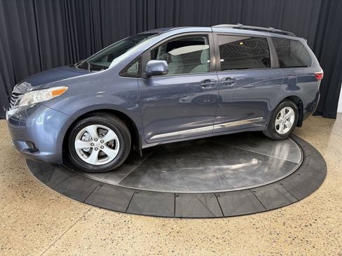 Used 2017 Toyota Sienna LE w/ Protection Package FWD image 3
