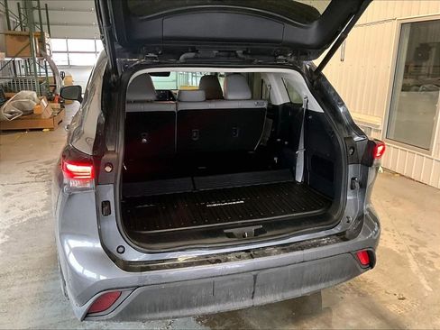Used 2021 Toyota Highlander XLE AWD/4WD image 36