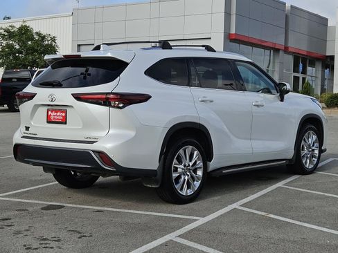 Used 2024 Toyota Highlander Limited FWD image 4