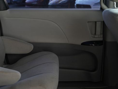 Used 2011 Toyota Sienna image 31