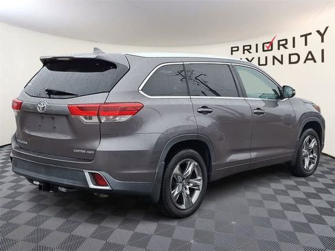 Used 2017 Toyota Highlander Limited Platinum image 4