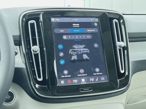 Used 2023 Volvo XC40 B5 Plus image 21