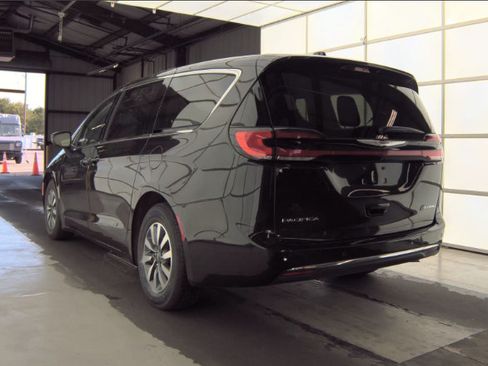 Used 2023 Chrysler Pacifica Touring-L FWD image 3