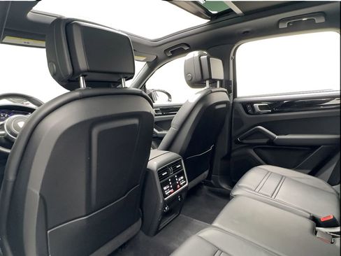 Used 2023 Porsche Cayenne AWD/4WD image 23