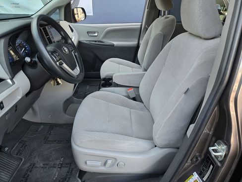 Used 2019 Toyota Sienna LE w/ Carpet Mat Package image 18