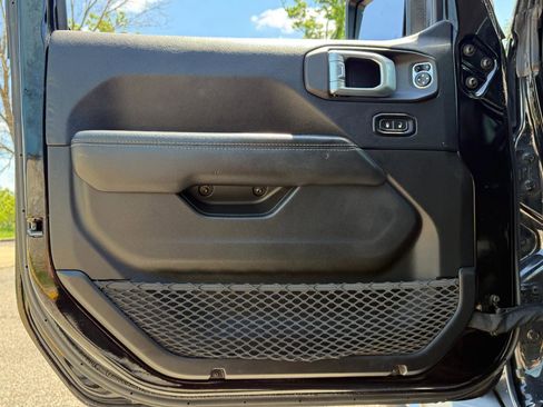 Used 2018 Jeep Wrangler Unlimited Sahara AWD/4WD image 18