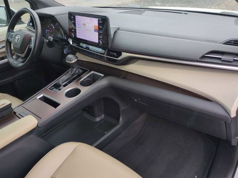 Used 2021 Toyota Sienna XLE FWD image 28