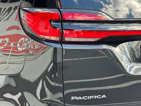 Used 2023 Chrysler Pacifica Touring-L FWD image 25