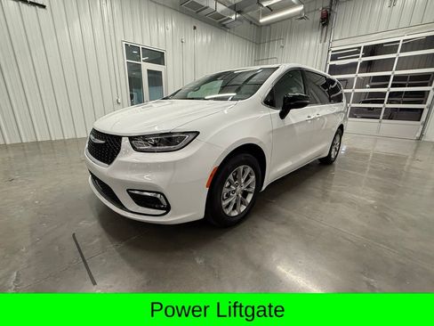 New 2026 Chrysler Pacifica Limited image 8