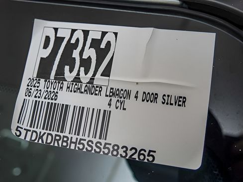 Used 2025 Toyota Highlander XSE AWD/4WD image 32