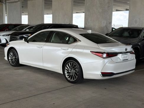 Used 2025 Lexus ES 300h Ultra Luxury FWD image 2