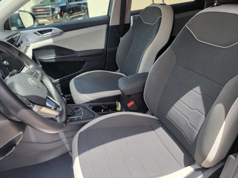 Used 2025 Volkswagen Taos SE FWD image 16