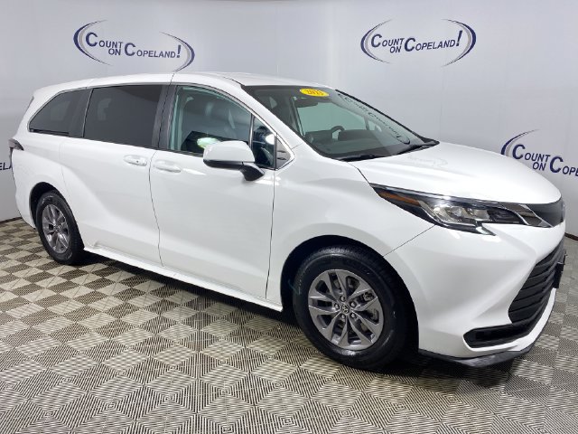 Used 2023 Toyota Sienna LE FWD image 1