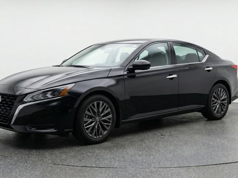 Used 2025 Nissan Altima 2.5 SV FWD image 3
