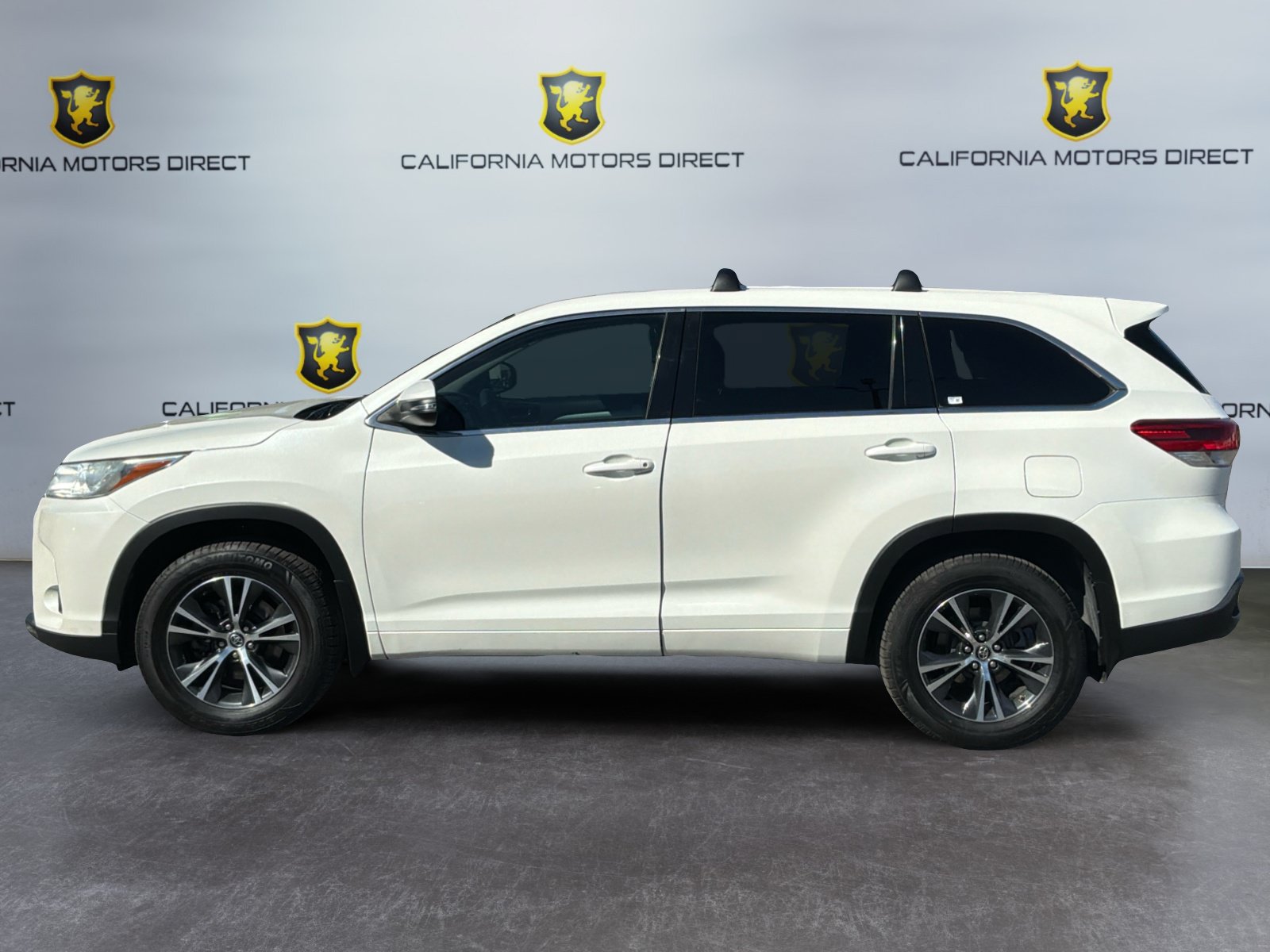 Used 2018 Toyota Highlander LE FWD image 2