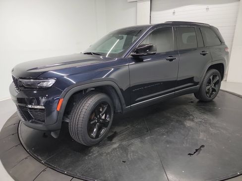 Used 2023 Jeep Grand Cherokee Limited w/ Black Appearance Package AWD/4WD image 3