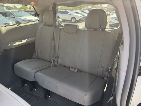 Used 2018 Toyota Sienna XLE w/ XLE Navigation Package FWD image 17