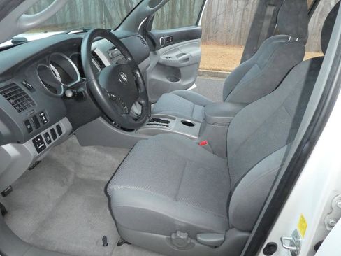 Used 2011 Toyota Tacoma PreRunner image 4