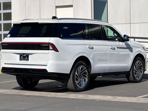 New 2025 Lincoln Navigator Reserve image 3