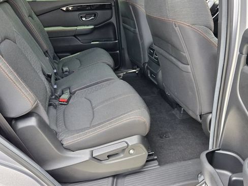 Used 2025 Honda Pilot Sport image 15