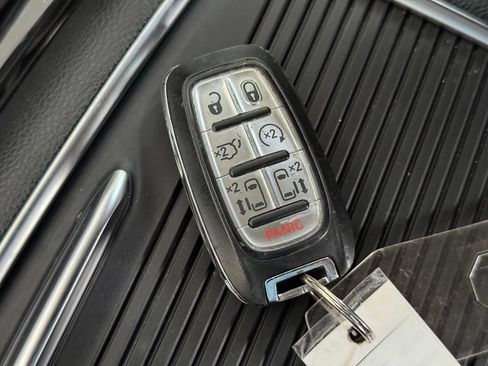 Used 2023 Chrysler Pacifica Limited FWD image 46