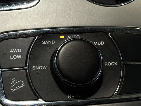 Used 2020 Jeep Grand Cherokee Altitude AWD/4WD image 28