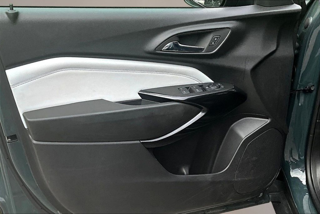 Used 2025 Chevrolet Trax LT FWD image 18