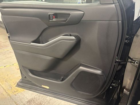Used 2025 Toyota Highlander LE image 20