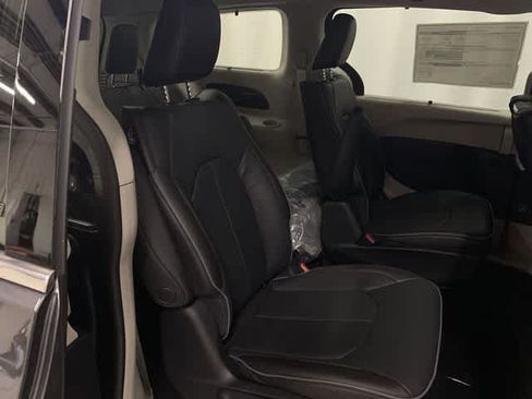 Used 2020 Chrysler Pacifica Limited w/ Advanced Safetytec Group FWD image 22