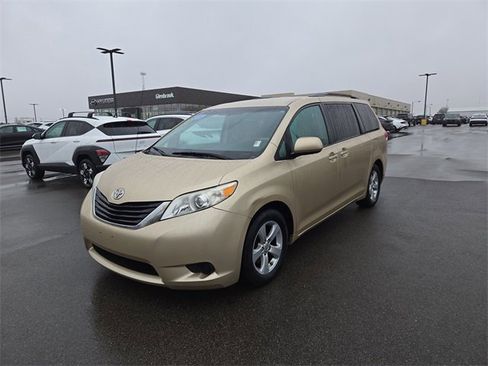 Used 2011 Toyota Sienna LE image 2