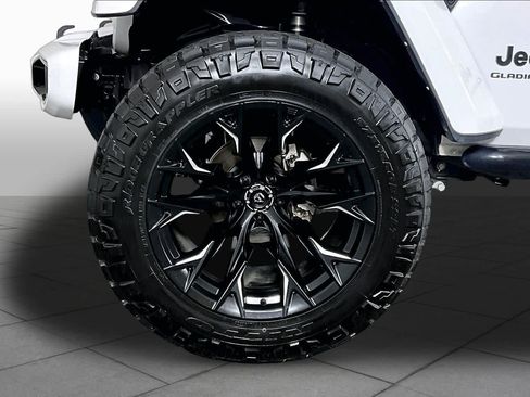 Used 2022 Jeep Gladiator Overland AWD/4WD image 10