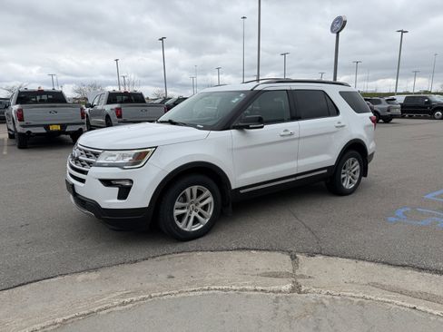 Used 2018 Ford Explorer XLT w/ Equipment Group 202A AWD/4WD image 2