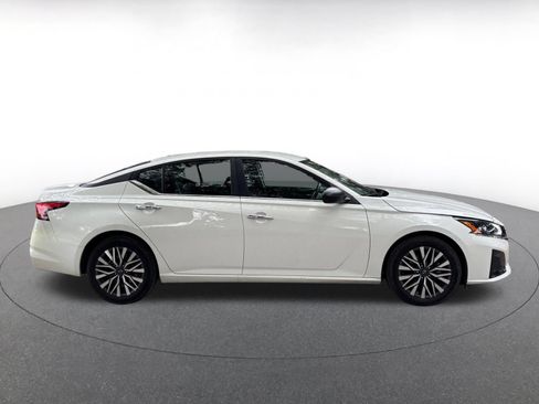 Used 2025 Nissan Altima 2.5 SV FWD image 13