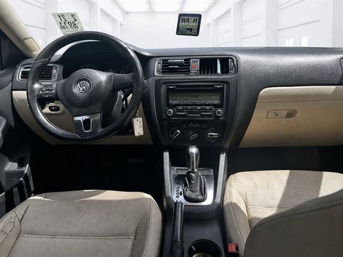 Used 2011 Volkswagen Jetta SE FWD image 6
