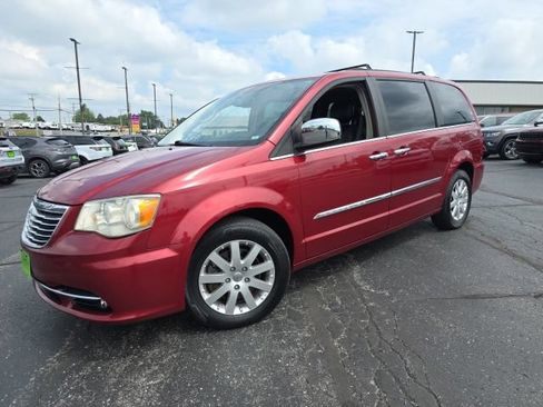 Used 2012 Chrysler Town & Country Touring-L w/ Entertainment Group #2 FWD image 2