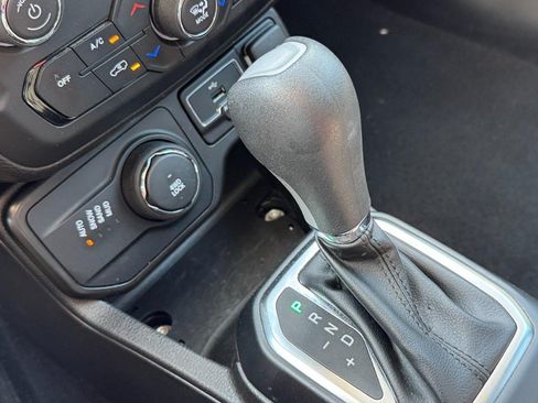 Used 2023 Jeep Renegade Latitude AWD/4WD image 21