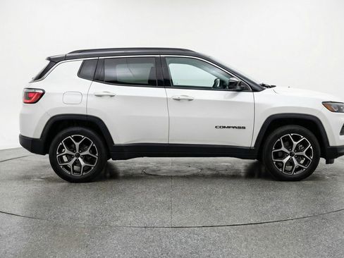 Used 2025 Jeep Compass Limited image 11