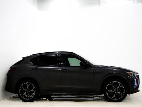 Used 2022 Alfa Romeo Stelvio Veloce image 5